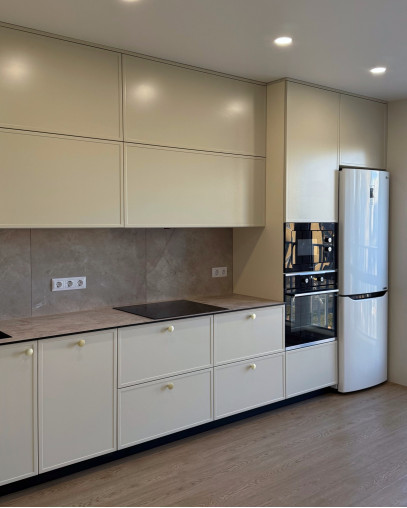 Кухня с крашеными фасадами с фрезеровкой