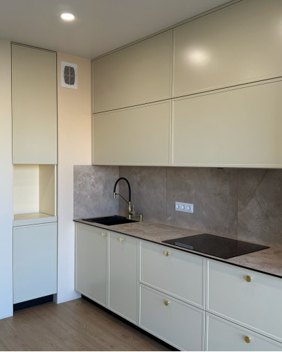 Кухня с крашеными фасадами с фрезеровкой