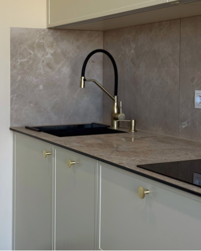 Кухня с крашеными фасадами с фрезеровкой