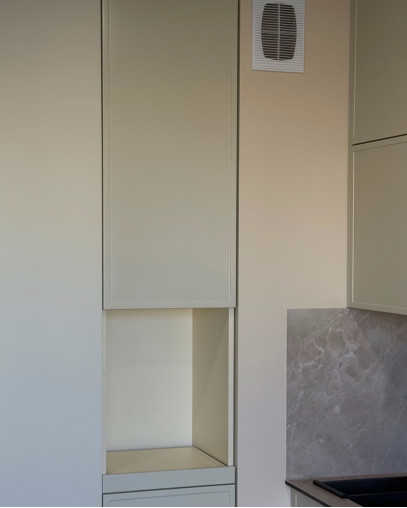 Кухня с крашеными фасадами с фрезеровкой