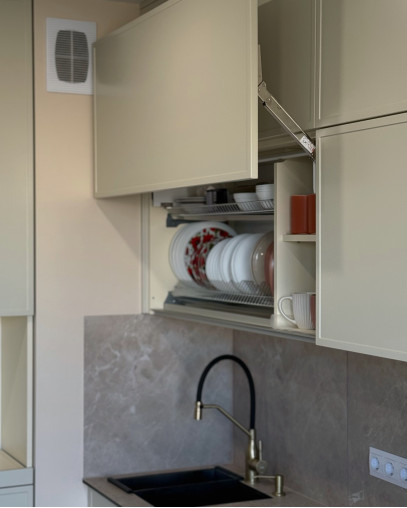 Кухня с крашеными фасадами с фрезеровкой