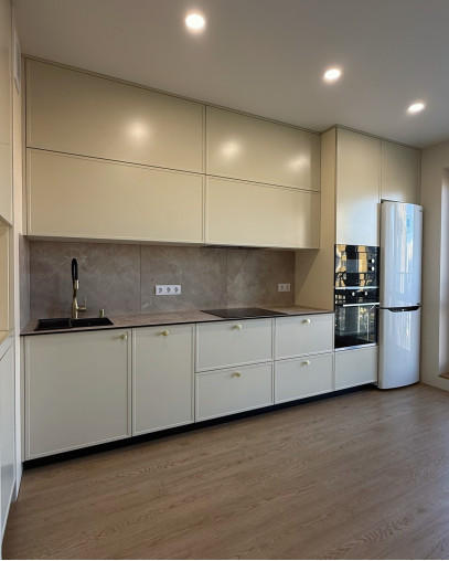 Кухня с крашеными фасадами с фрезеровкой