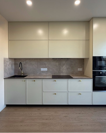 Кухня с крашеными фасадами с фрезеровкой