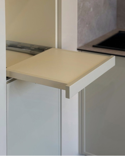 Кухня с крашеными фасадами с фрезеровкой